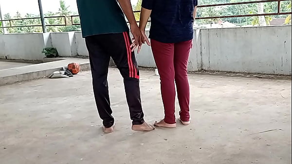 छत पर खड़ी पड़ोसी की सुन्दर बीवी को पटाया और फिर दर्द नाक चोदा XXX Bhabhi Sex